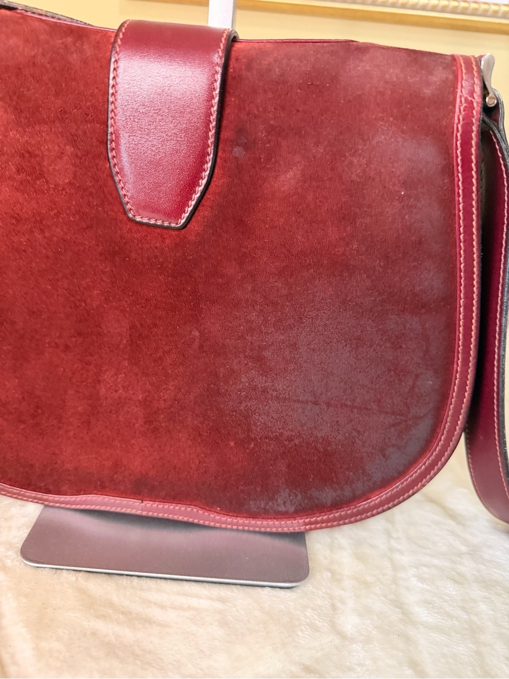 Gucci vintage Burgundy Suede Saddle Shoulder Bag with Gold Hardware - Picture 8 of 16